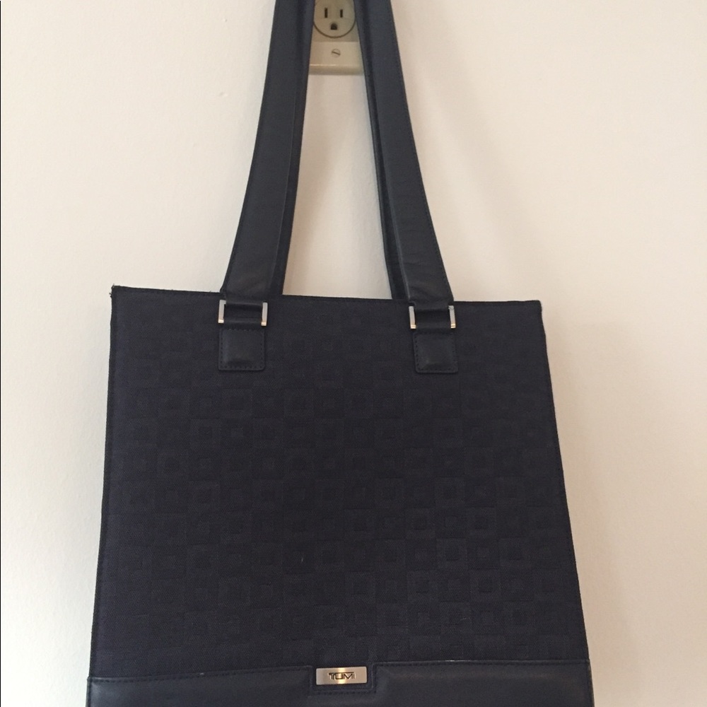 T U M I   TUMI PROFESSIONAL NAVY BAG